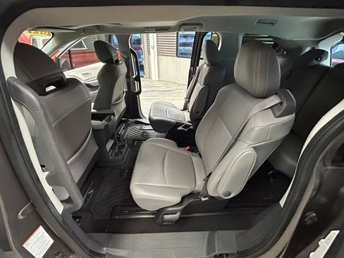 Used 2022 Toyota Sienna XLE FWD image 47