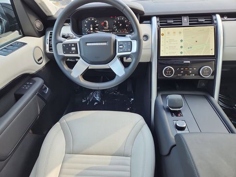 Used 2025 Land Rover Discovery S image 4