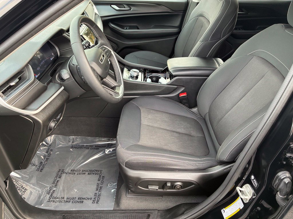 Used 2023 Jeep Grand Cherokee Laredo AWD/4WD image 16
