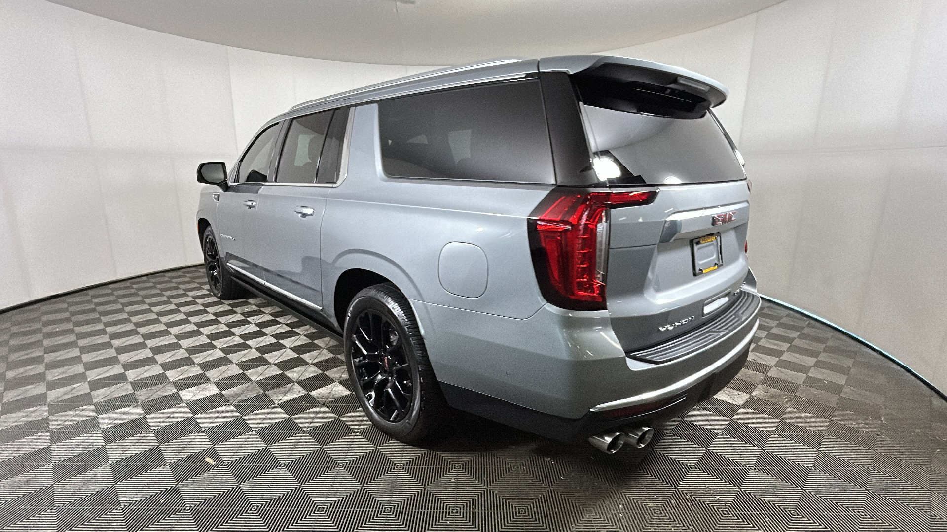 Used 2024 GMC Yukon XL Denali w/ Denali Reserve Package AWD/4WD image 5