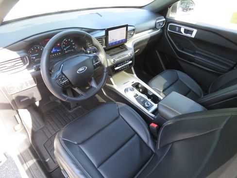 Used 2020 Ford Explorer XLT w/ Equipment Group 202A AWD/4WD image 11