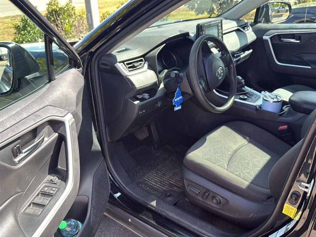 Used 2022 Toyota RAV4 XLE w/ Convenience Package AWD/4WD image 4