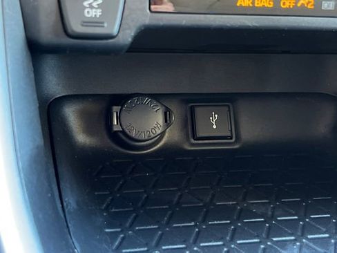 Used 2021 Toyota RAV4 LE AWD/4WD image 36