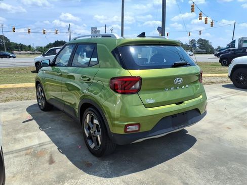 Used 2022 Hyundai Venue SEL FWD image 4