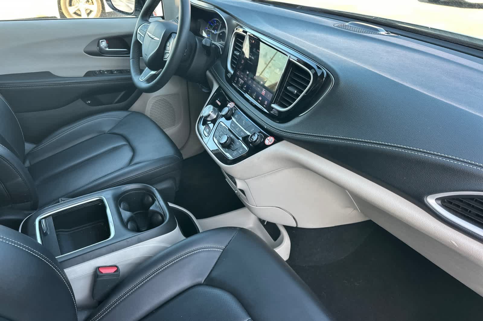 Used 2024 Chrysler Pacifica Limited FWD image 18