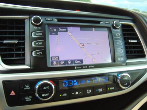 Used 2016 Toyota Highlander XLE FWD image 9