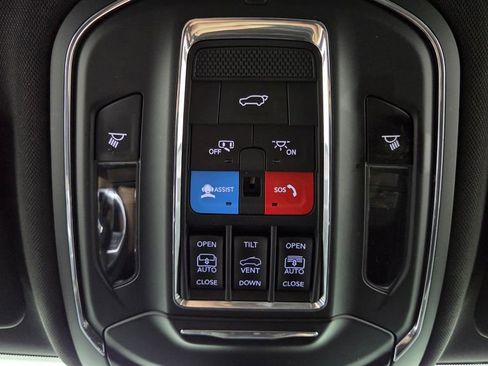 Used 2024 Jeep Grand Cherokee Limited w/ Black Appearance Package AWD/4WD image 31