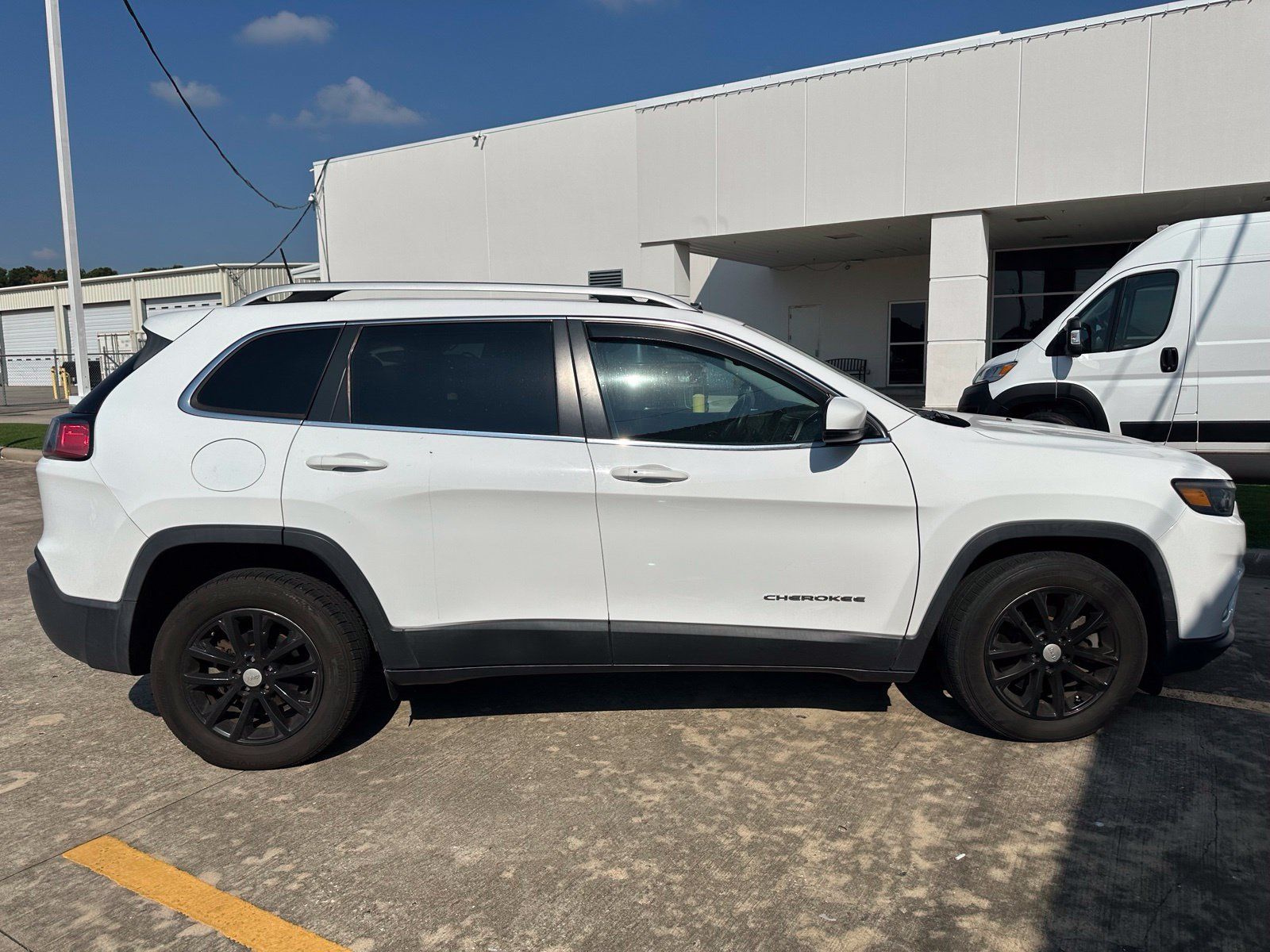 Used 2019 Jeep Cherokee Latitude Plus w/ Comfort/Convenience Group FWD image 8