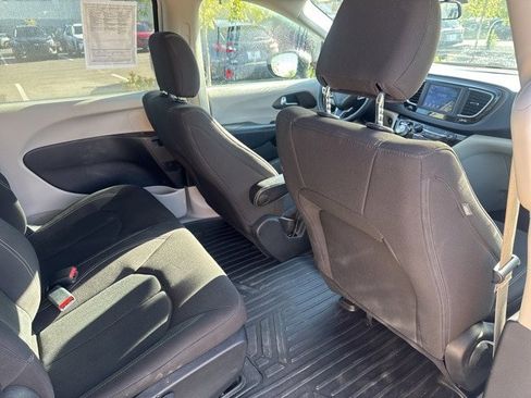Used 2021 Chrysler Voyager L image 15