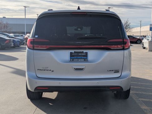 Used 2023 Chrysler Pacifica Limited w/ Uconnect Theater Family Group image 5