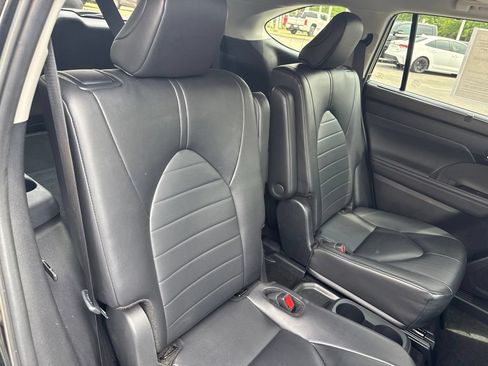 Used 2024 Toyota Highlander XLE FWD image 32