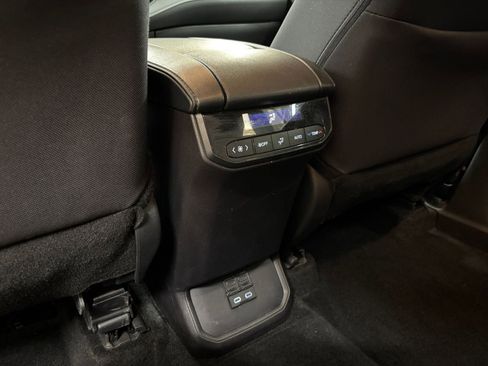 Used 2025 Toyota Highlander LE FWD image 24
