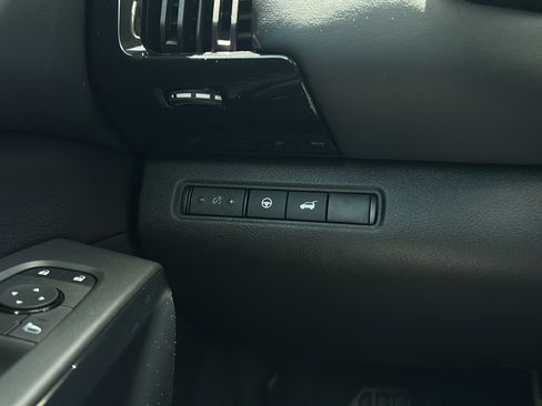 Used 2025 Nissan Pathfinder SV w/ SV Premium Package FWD image 31
