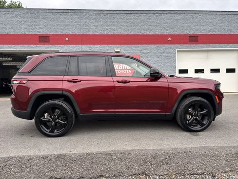 Used 2023 Jeep Grand Cherokee Limited w/ Black Appearance Package AWD/4WD image 2