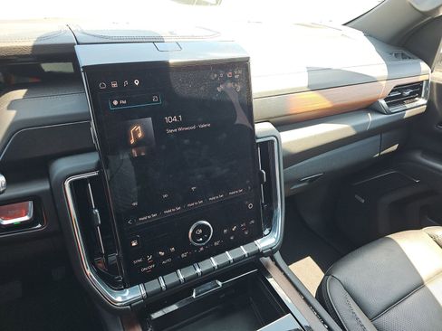 Used 2025 GMC Yukon XL Denali AWD/4WD image 13