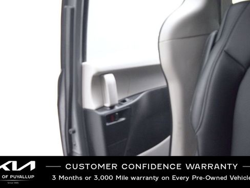 Used 2023 Chrysler Pacifica Touring-L image 13