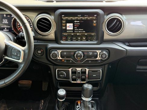Used 2019 Jeep Wrangler Unlimited Sahara w/ Uconnect 4C Nav & Sound Group AWD/4WD image 13