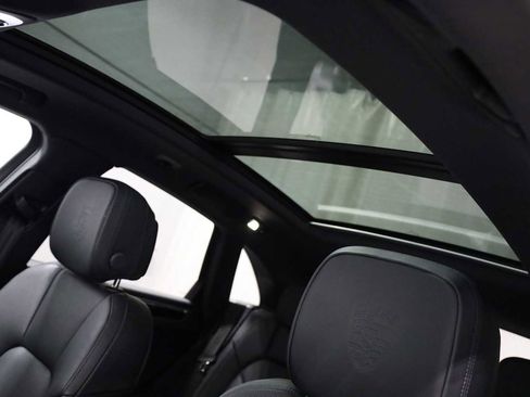 Certified 2025 Porsche Macan image 20