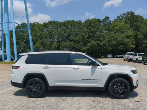 Used 2023 Jeep Grand Cherokee L Limited w/ Black Appearance Package AWD/4WD image 2