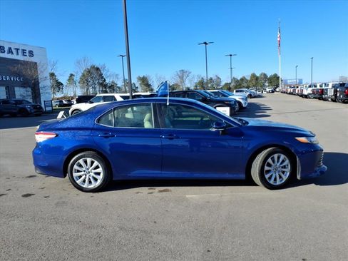 Used 2018 Toyota Camry LE image 2