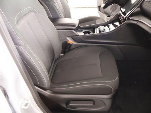 Used 2025 Jeep Grand Cherokee Laredo X RWD image 12