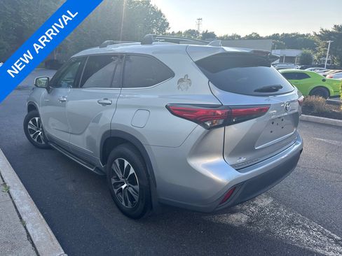 Used 2021 Toyota Highlander XLE AWD/4WD image 4