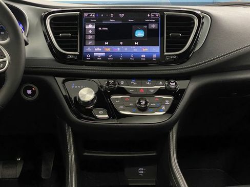New 2026 Chrysler Pacifica Limited w/ Trailer Tow Group image 9