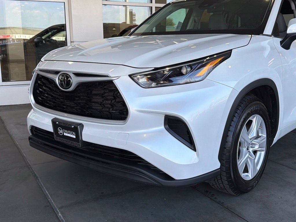 Used 2023 Toyota Highlander L FWD image 3