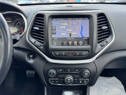 Used 2017 Jeep Cherokee Overland w/ Technology Group FWD image 19
