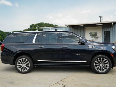Used 2021 GMC Yukon XL Denali w/ Denali Premium Package AWD/4WD image 3