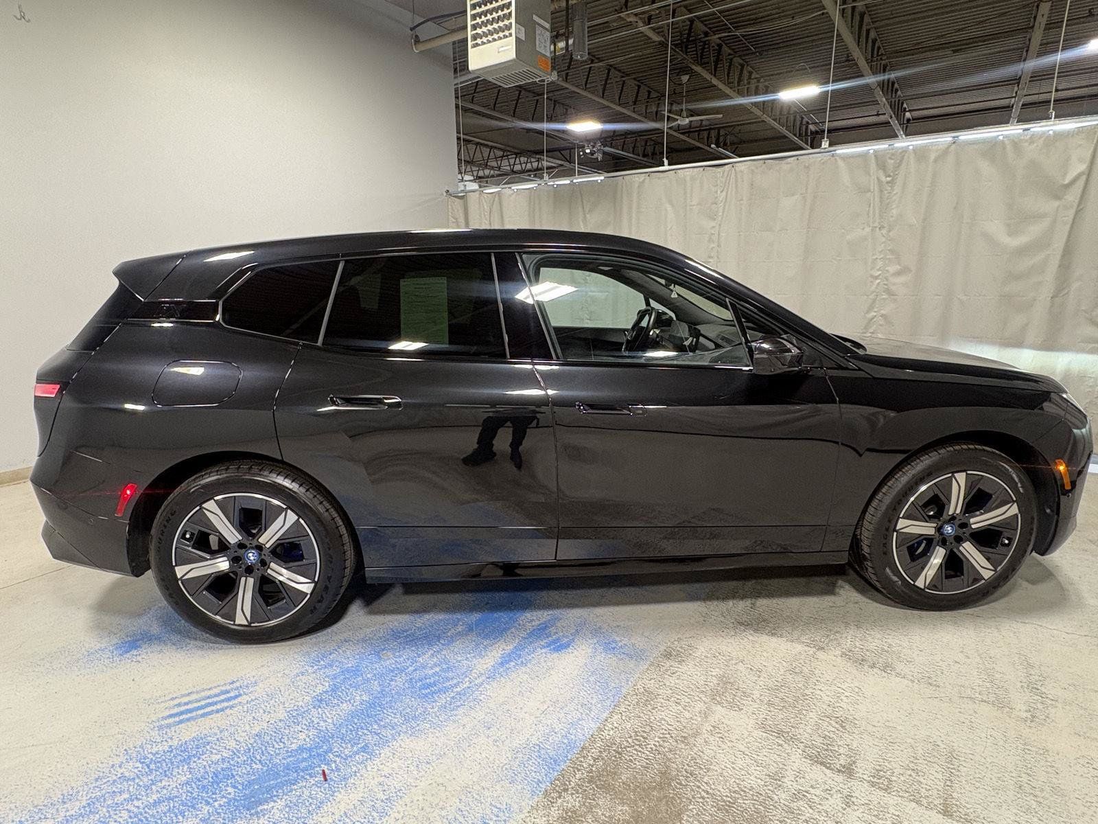 Used 2023 BMW iX xDrive50 w/ Sport Package AWD/4WD image 14