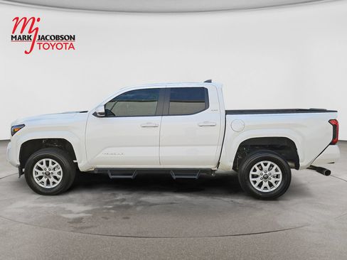 Used 2024 Toyota Tacoma SR5 w/ SR5 Upgrade Package RWD image 15