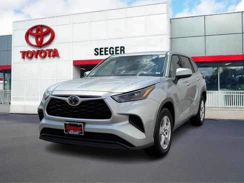 Used 2023 Toyota Highlander FWD image 6