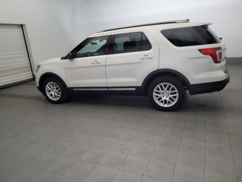 Used 2018 Ford Explorer XLT image 3