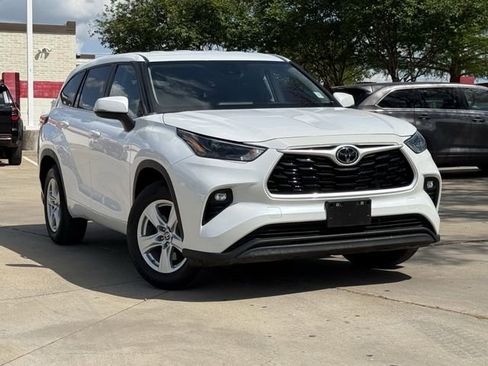 Used 2023 Toyota Highlander LE image 2