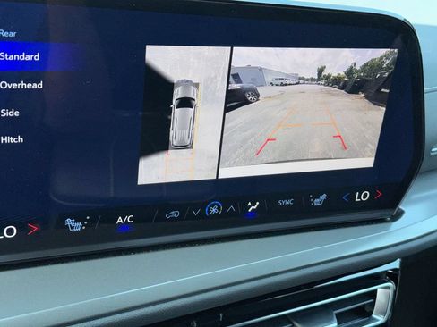 Used 2026 Chevrolet Traverse LT w/ Driver Confidence Package FWD image 28