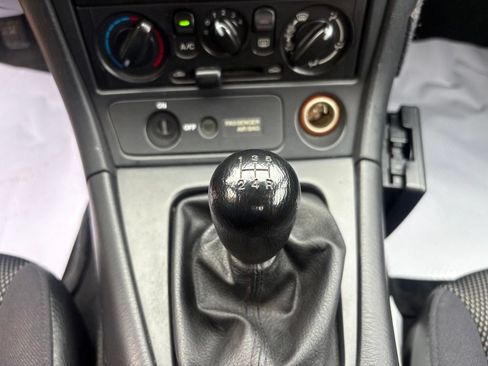Used 2002 MAZDA MX-5 Miata RWD image 3