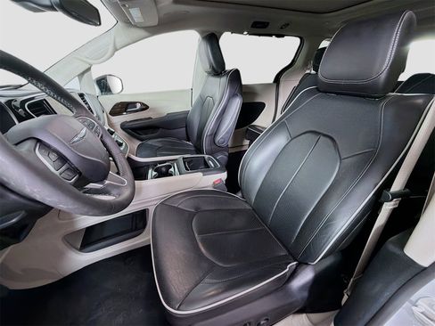 Used 2024 Chrysler Pacifica Limited image 12