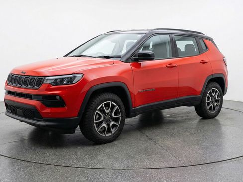 Used 2025 Jeep Compass Trailhawk AWD/4WD image 3