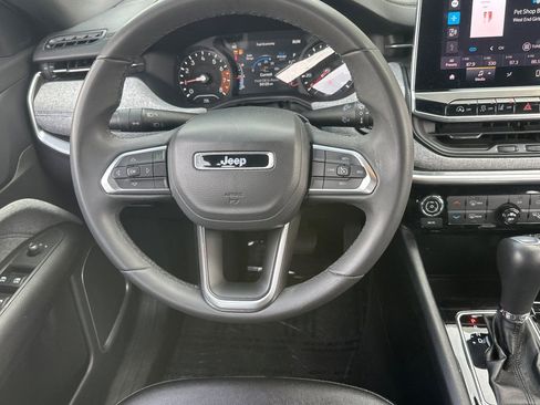 Used 2024 Jeep Compass Latitude image 17