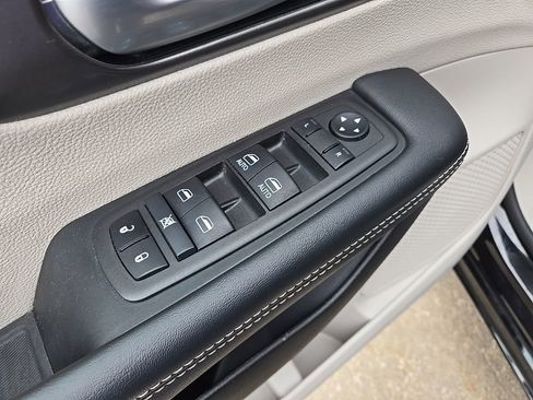 Used 2024 Chrysler Pacifica Touring-L image 31