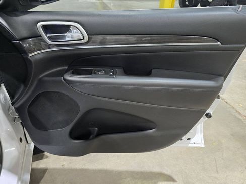 Used 2018 Jeep Grand Cherokee Overland AWD/4WD image 34