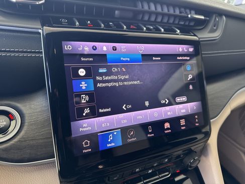 Used 2025 Jeep Grand Cherokee Limited w/ Luxury Tech Group II image 23