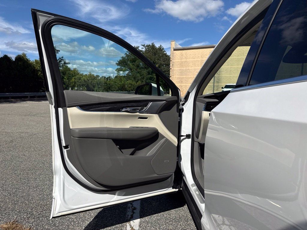 Used 2021 Cadillac XT6 Premium Luxury AWD/4WD image 13
