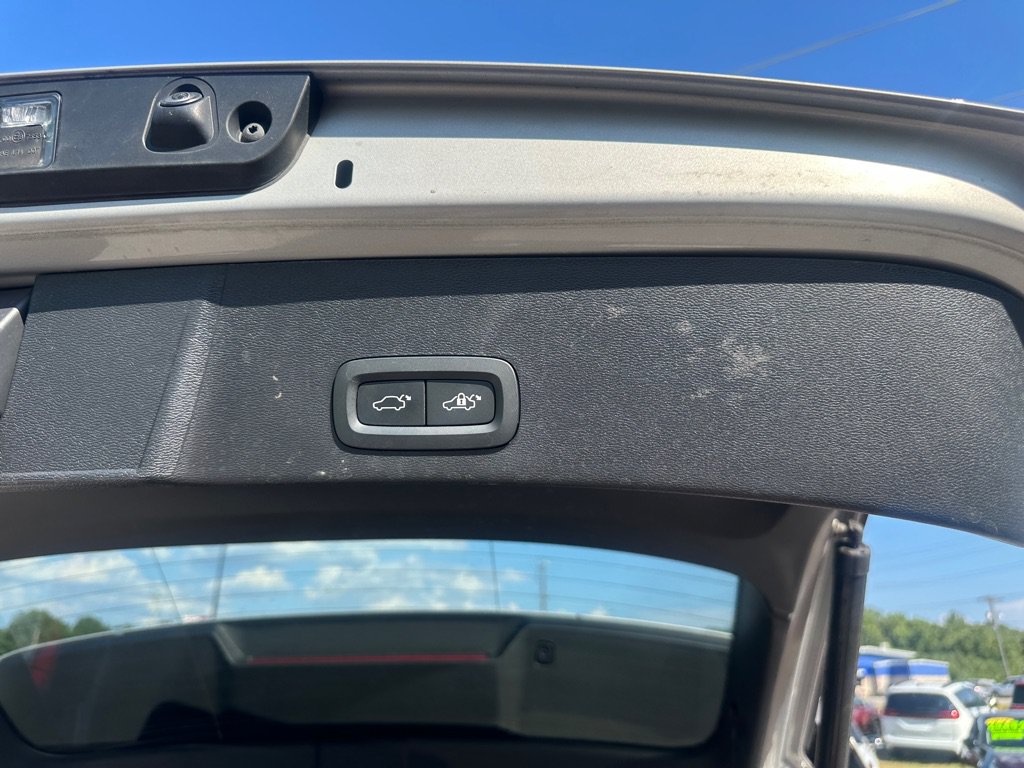 Used 2023 Volvo XC40 B4 Ultimate FWD image 11