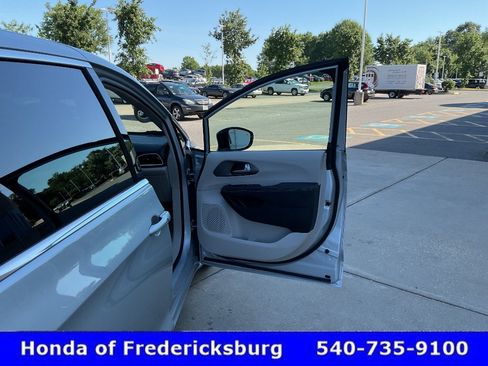Used 2024 Chrysler Pacifica Touring-L FWD image 21