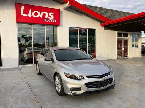 Used 2018 Chevrolet Malibu LT FWD image 2