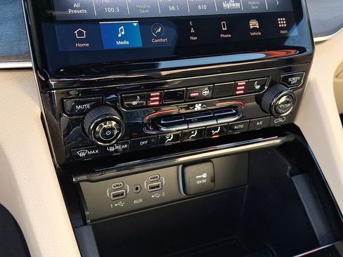 Used 2023 Jeep Grand Cherokee Limited image 17