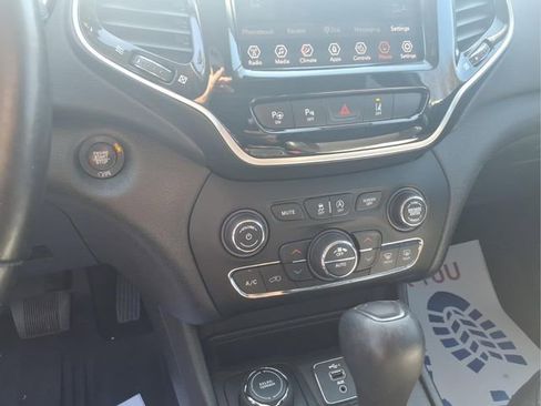 Used 2019 Jeep Cherokee Limited w/ Technology Group image 18