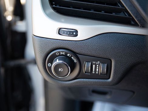 Used 2017 Jeep Cherokee Latitude w/ Cold Weather Group image 17